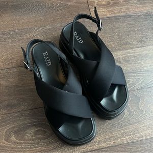 4 for 25 ✨ Black platform sandals